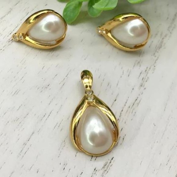 Avon Vintage Teardrop Pearl Pendant and Earrings.  With the 0.8 mark. - Picture 1 of 6